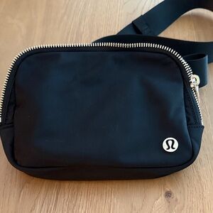 Lululemon Everywhere belt bag